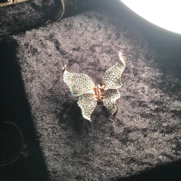 RHINESTONE/GOLD SET BUTTERFLY HAIRPIECE - Picture 5 of 14